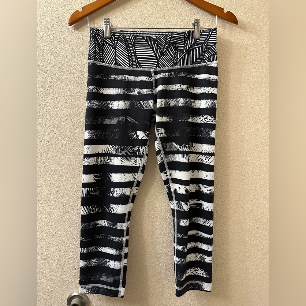 Lululemon Wunder Under Crop II Size Shady Palms White Black Striped